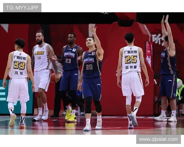 基德赞扬凯莱布马丁在防守和进攻中的出色表现与创造机会能力